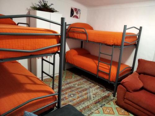 Bunk bed o mga bunk bed sa kuwarto sa Casa Rural COMPLEX MASIA DEL TREMENDO y Agroturismo