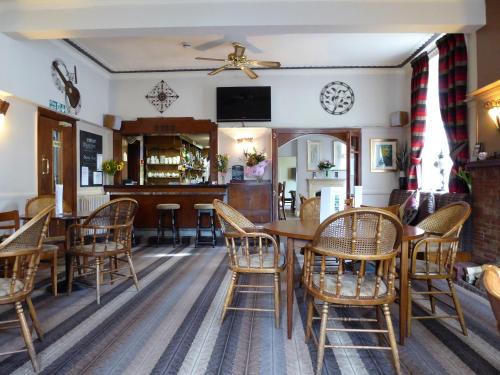 - une salle à manger avec une table et des chaises dans l'établissement The Shoulder of Mutton, à Bradwell