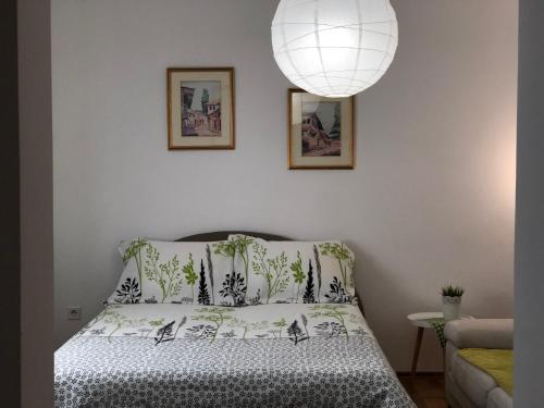 een slaapkamer met een bed met een kussen en een lamp bij Apartment Incognito in Sarajevo