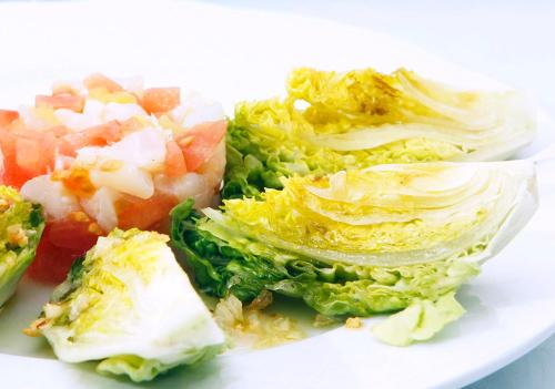 Makanan di atau berdekatan rumah tamu ini