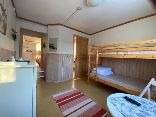 Pokój z 2 łóżkami piętrowymi i kuchnią w obiekcie Vasacenter B&B w mieście Transtrand