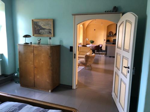 安娜貝格－布赫霍爾茨的住宿－Wolke 33，卧室设有一扇门,可通往客厅