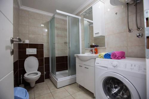 uma casa de banho com uma máquina de lavar roupa e um WC em Apartment Mattias free private parking em Mostar