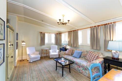 sala de estar con sofá y sillas en Tallman Hotel, en Upper Lake