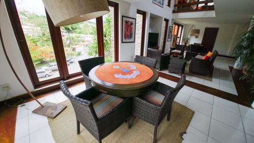 a dining room with a table and some chairs at Azeda Boutique Hotel in Búzios