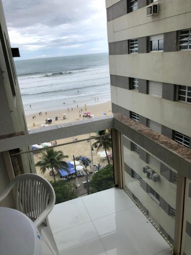 Изглед към басейн в Guarujá Pitangueiras или наблизо