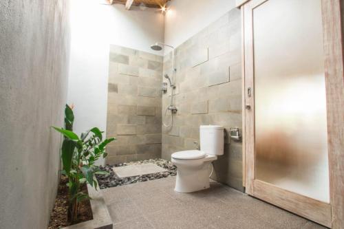 een badkamer met een douche, een toilet en een douche bij Peaceful Haven 6BR Private Pool Villa in Canggu in Canggu