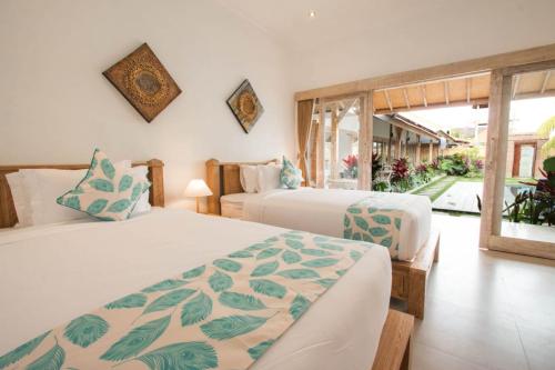 een slaapkamer met 2 bedden en een groot raam bij Peaceful Haven 6BR Private Pool Villa in Canggu in Canggu