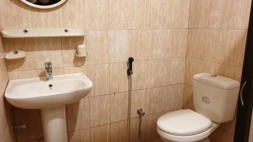 a bathroom with a toilet and a sink at SunnySide Lodge - Tea Plantation Bungalow in Ella