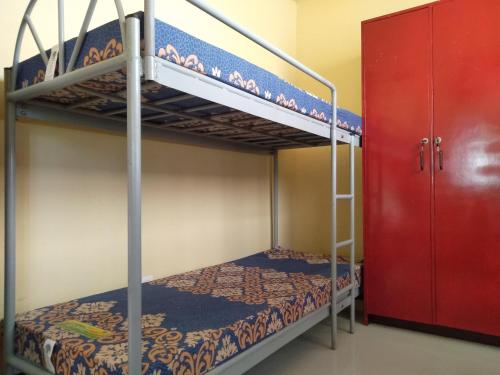 מיטה או מיטות קומותיים בחדר ב-Eurich Ladies Dormitory