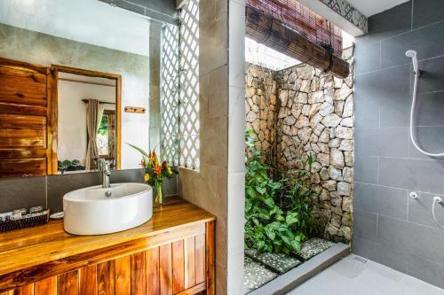 Bathroom sa Miana Resort Phu Quoc