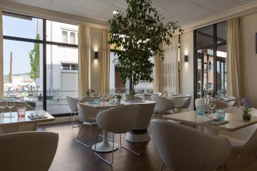 Un restaurant sau alt loc unde se poate mânca la Hôtel Central Parc Oyonnax