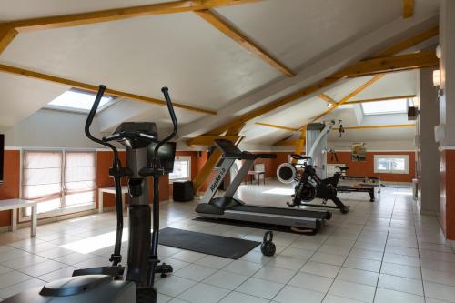 Fitness centrum a/nebo fitness zařízení v ubytování Hôtel Central Parc Oyonnax