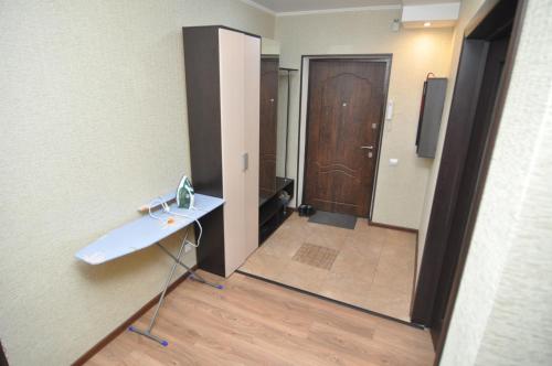 um quarto com uma casa de banho com um lavatório e uma porta em Apartment on Tolstogo em Kursk