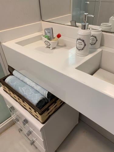 eine Schublade in einem Badezimmer mit einem weißen Waschbecken in der Unterkunft Estudio West Flat Mossoró in Mossoró