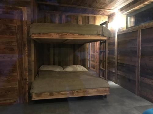 Bunk bed o mga bunk bed sa kuwarto sa Chata Dorotka