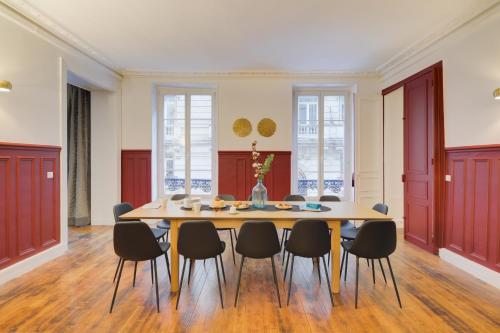 une salle à manger avec une table et des chaises dans l'établissement Sweett - Boetie V, à Paris