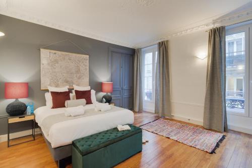 una camera con un grande letto e una grande finestra di Sweet Inn - Boetie V a Parigi