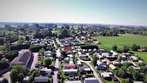 una vista aérea de un pequeño pueblo con casas en Camping les Charmilles, en Houlle