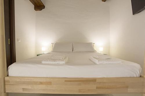 - un lit blanc avec 2 serviettes dans l'établissement Cortile Baronello, à Agrigente