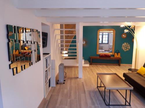 een woonkamer met een bank en een tafel bij CENTRE HISTORIQUE T3 DUPLEX PARKING Gratuit in Béziers