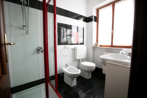 Ένα μπάνιο στο IseoLakeRental - Casa Anita