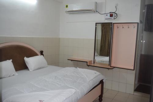 Ein Bett oder Betten in einem Zimmer der Unterkunft Hotel Athidhi Inn