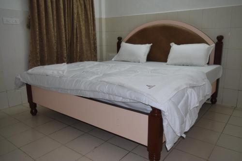 Hotel Athidhi Inn tesisinde bir odada yatak veya yataklar