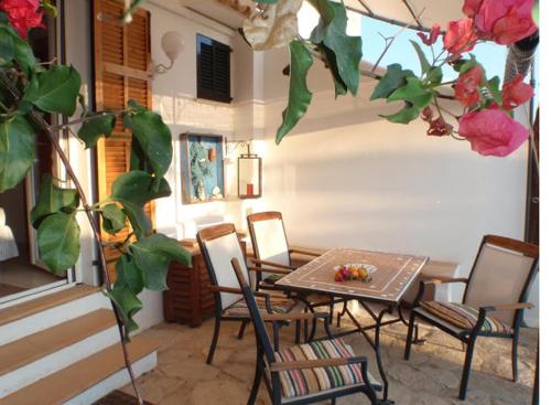 A seating area at carpe Diem