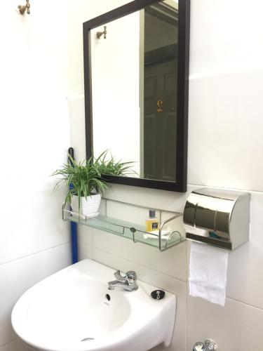 a bathroom with a sink and a mirror at Ana Guest House Jalan Airport Kuantan in Kuantan