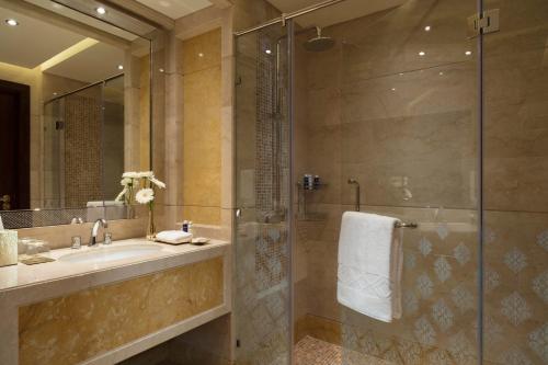Bathroom sa Al Najada Doha Hotel Apartments by Oaks