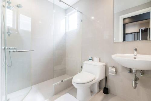 ein Badezimmer mit Toilette, Waschbecken und Dusche in der Unterkunft MIQ Asoke202 Pool Villa - Asoke BTS 16 Pax in Bangkok