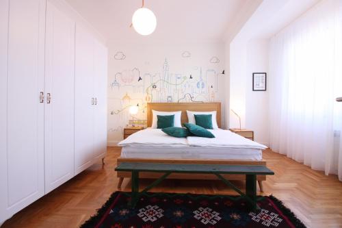 En eller flere senge i et værelse på Central Residence