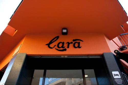 Hostal Lara في يانسا: علامة في الجزء العلوي من متجر