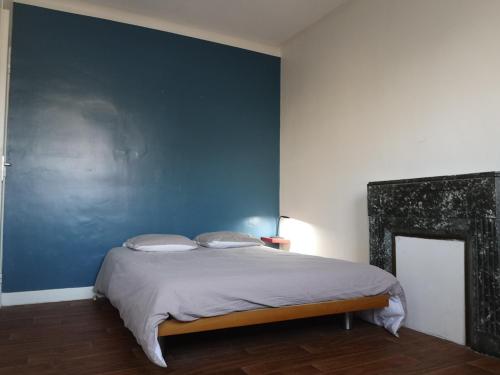 ロリアンにあるLesage 3の青い壁のベッドルーム1室