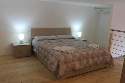 sypialnia z dużym łóżkiem i 2 szafkami nocnymi w obiekcie Bomboniera di Maria w mieście Napoli