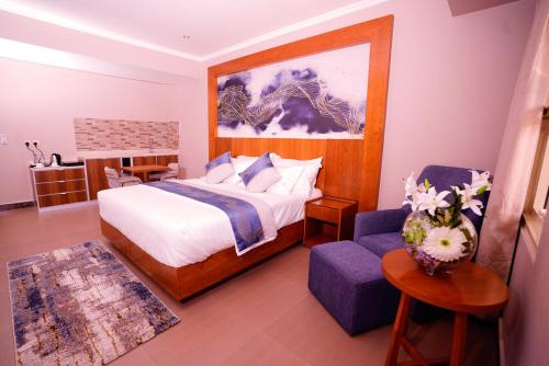 Un pat sau paturi într-o cameră la Suite blue