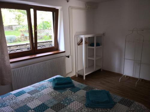 um quarto com uma cama e uma janela em Apartmán 577 em Cesky Krumlov