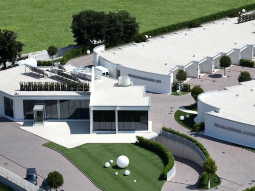 widok z góry na duży biały budynek w obiekcie Pineta Hotel w mieście Monsano