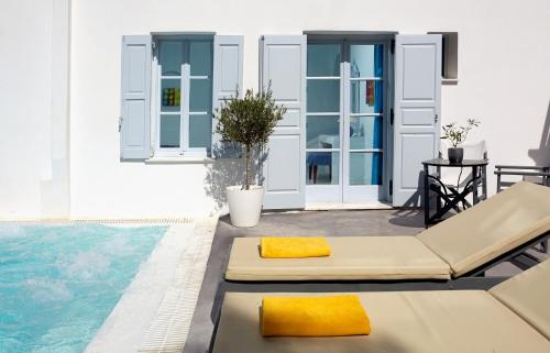 Der Swimmingpool an oder in der Nähe von Santorini Kastelli Resort