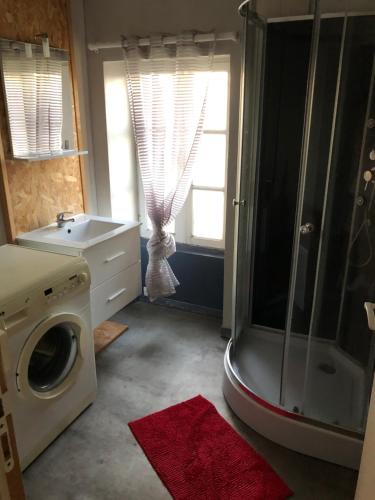ジョンザックにあるLa Mouillèreのバスルーム(洗濯機、シンク付)