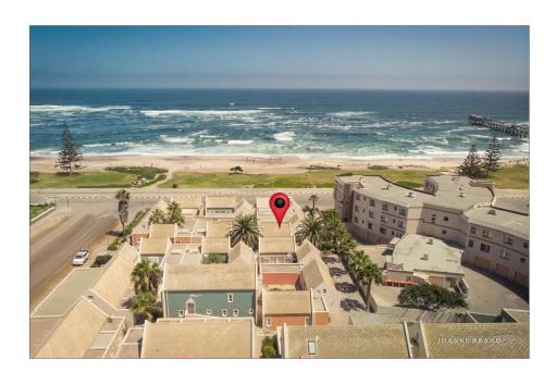 una vista aerea di una spiaggia con marcatore rosso di Bruckendorf Self Catering Apartment a Swakopmund
