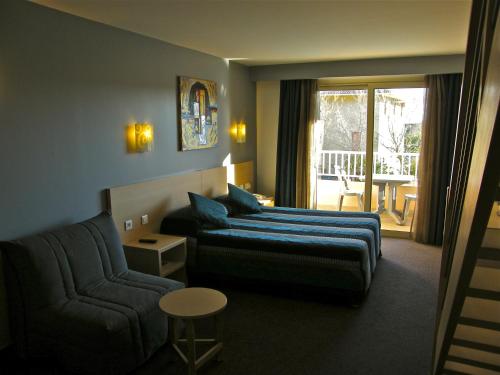 Ένα ή περισσότερα κρεβάτια σε δωμάτιο στο Hôtel Restaurant L' Empereur