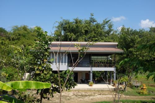 une maison au milieu d'une forêt dans l'établissement Rai Boonsom, à Phrao
