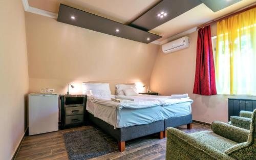 Un pat sau paturi într-o cameră la Thermal Panzió Sárvár