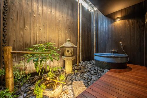 京都市にあるTABITABI STAY 東山「HIGASHIYAMA」の日本庭園(バスタブ付)、鳥の家