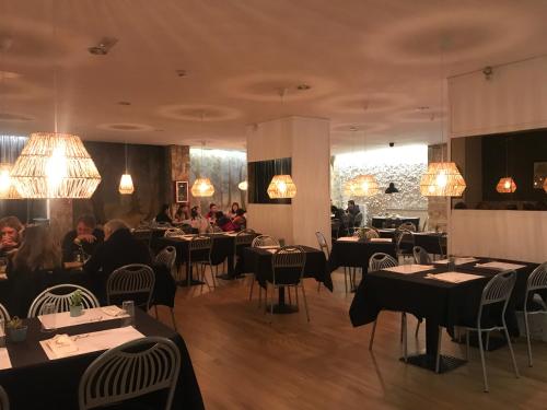 a restaurant with people sitting at tables in a room at Aremogna Appartamento Sulle Piste da Sci in Roccaraso