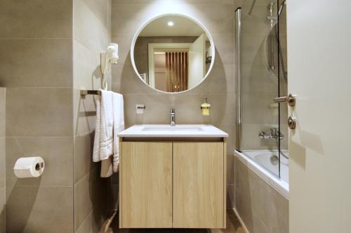ein Bad mit einem Waschbecken und einem Spiegel in der Unterkunft MVP apartment - Belgrade Waterfront in Belgrad