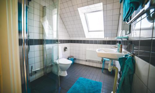 Ett badrum på Hotell Vellingebacken