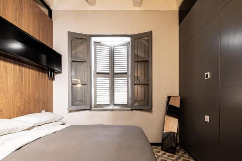 Кровать или кровати в номере KUCCA Boutique Townhouse